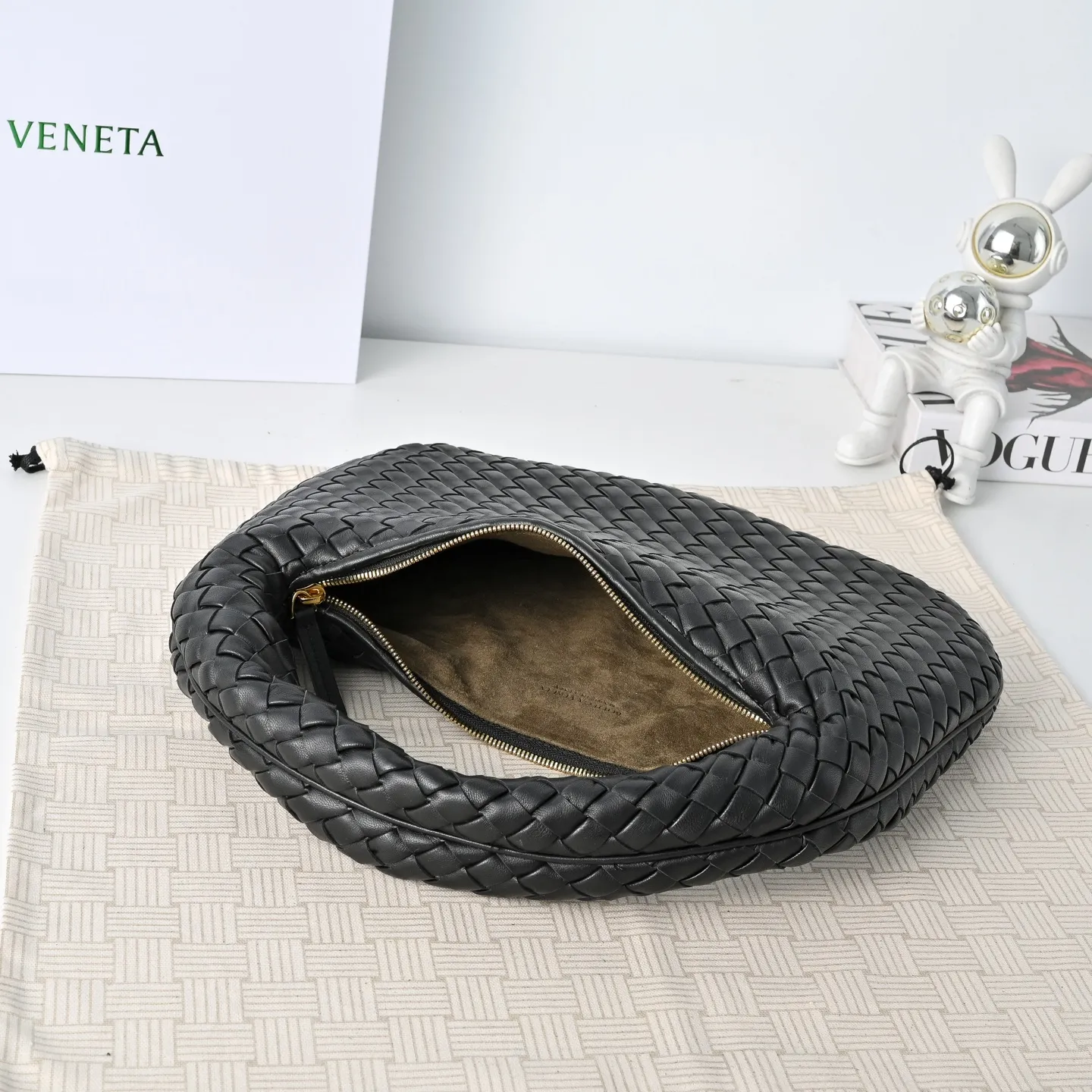 Batch 1720 #BV New Veneta handbag ✨ The "ceiling of texture" bag in the woven bag world, so high-end that you can't help but look at it more ~ 🥰 Made of Nappa lambskin lntrecciato quilted weaving process ~ The texture is particularly stunning, soft but not collapsed, tough but not hard 🌟The bag body and handle are integrated and can be carried on the shoulder or by hand. It has just the right sense of laziness and casualness 🎈The capacity meets all the needs of commuting Just pull the zipper and pack up your own little world, feeling very at ease💚Veneta is a work that speaks for itself with texture🎀 Model: 6736 Size: 35x21x5